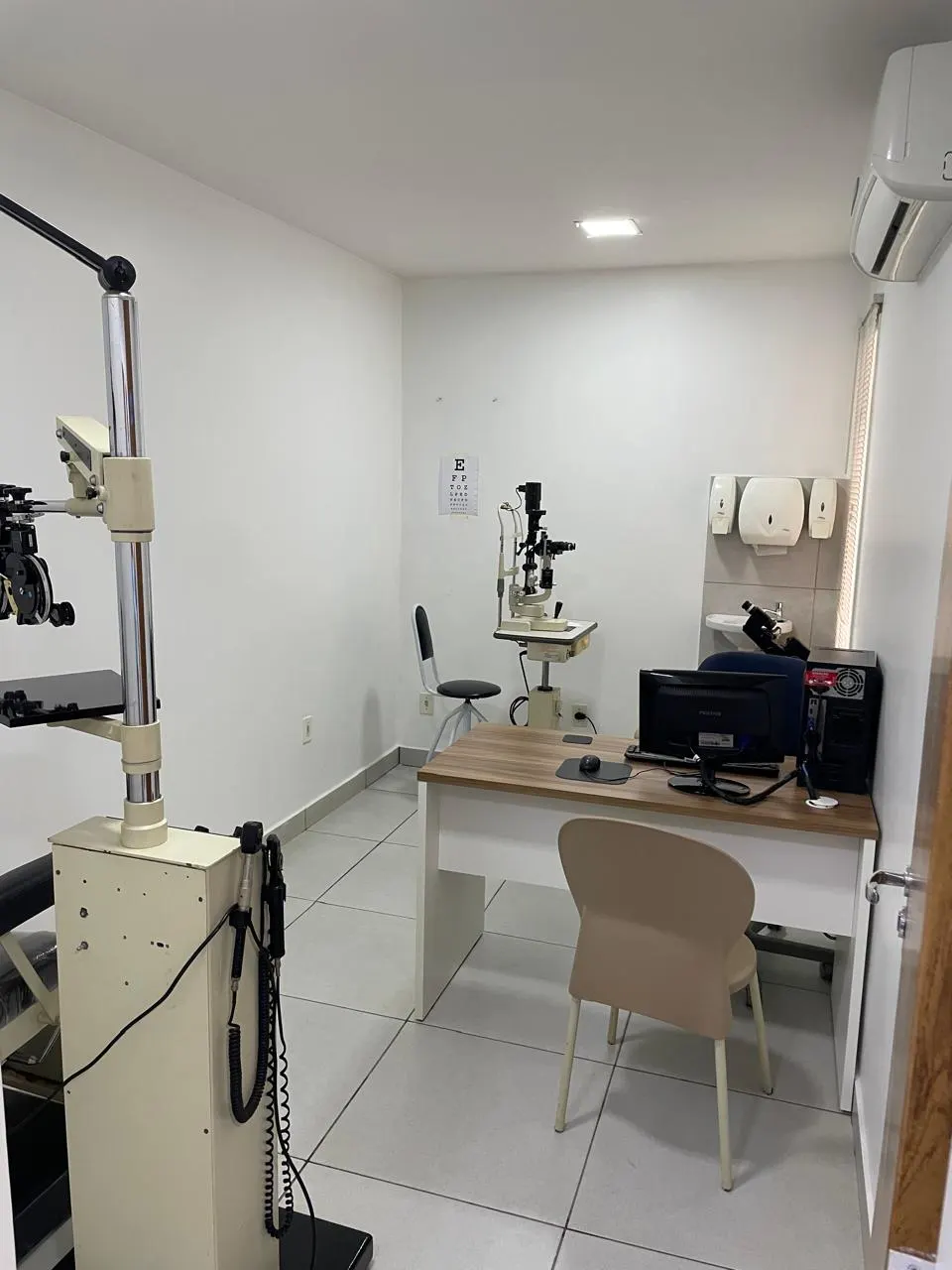 Consultório de oftalmologia equipado com lâmpada de fenda e refrator