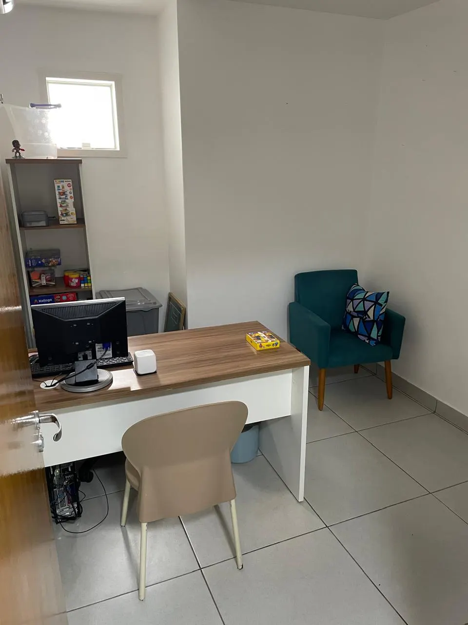 Sala de psicopedagogia com jogos e materiais educativos