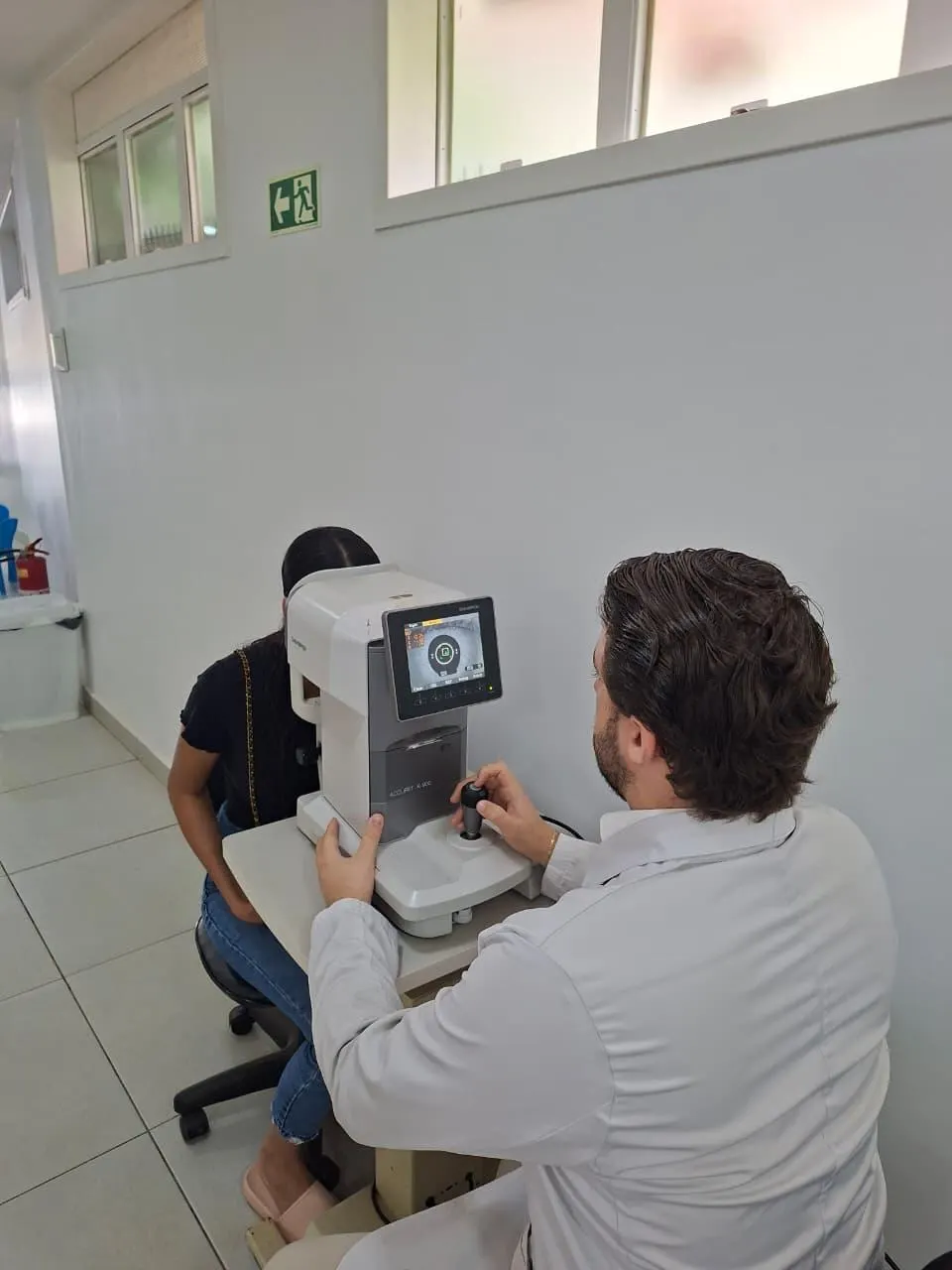 Oftalmologista realizando exame de refração em paciente no Centro Clínico Equilíbrio