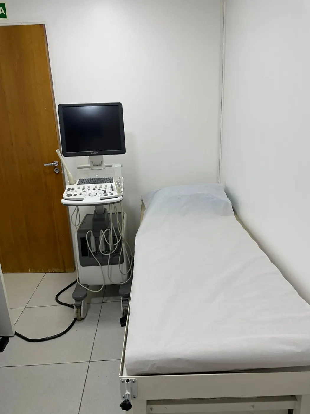 Sala de ultrassonografia com aparelho de ultrassom e maca no Centro Clínico Equilíbrio