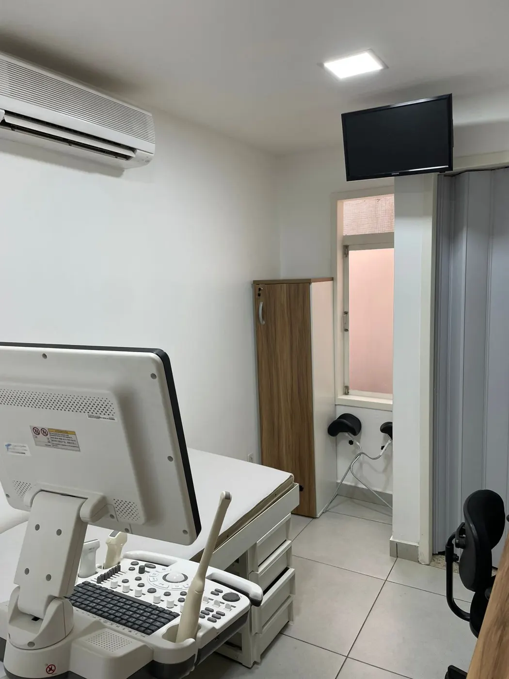 Consultório de ginecologia com aparelho de ultrassonografia no Centro Clínico Equilíbrio